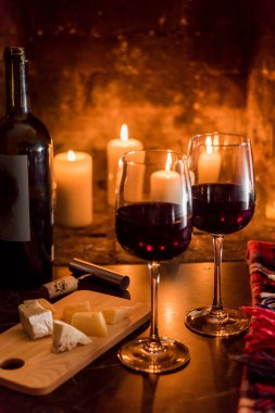 şarap ve bir ateş yakın