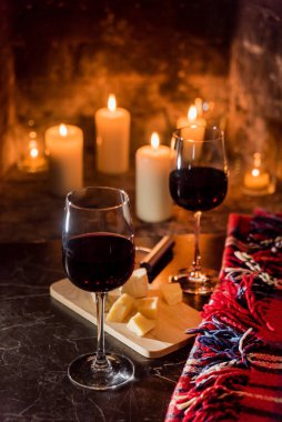 şarap ve bir ateş yakın