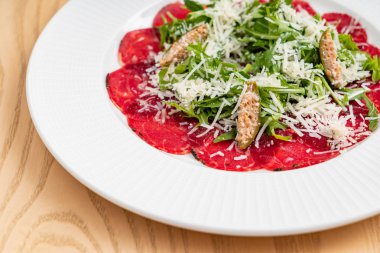 Dana carpaccio salata ile yakın çekim