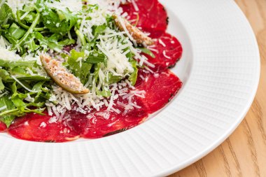 Dana carpaccio salata ile yakın çekim