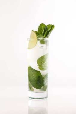 kokteyl beyaz zemin üzerine yakın çekim