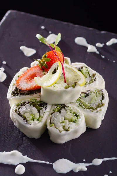 寿司ウィット イチゴをクローズ アップ — ストック写真