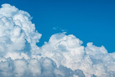 güzel bulutlar gökyüzünde. Doğa 