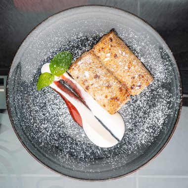 Krep ile süzme peynir, yakın çekim