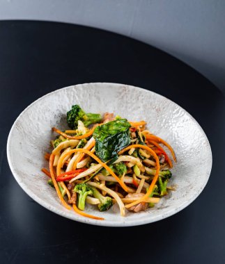 et ve sebzeli erişte.