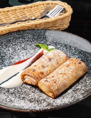 Krep ile süzme peynir, yakın çekim