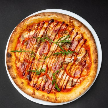 Taze İtalyan pizzası, yakın çekim.