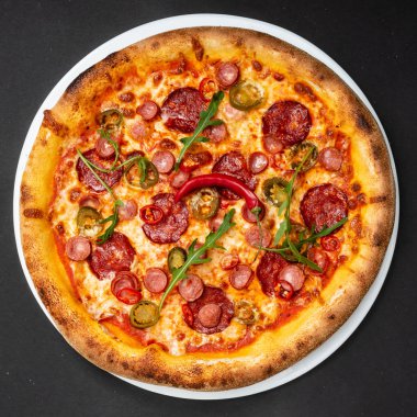 Taze İtalyan pizzası, yakın çekim.