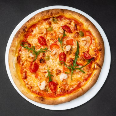 Taze İtalyan pizzası, yakın çekim.