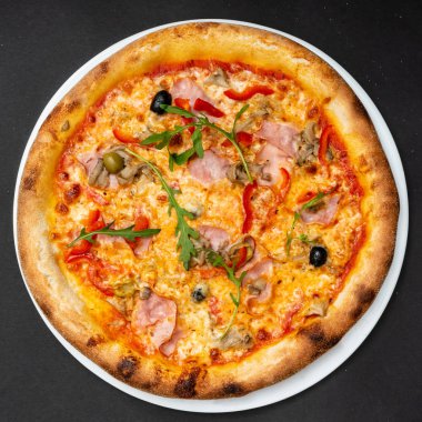 Taze İtalyan pizzası, yakın çekim.