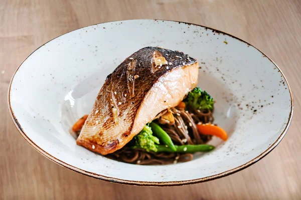 Lachs Mit Buchweizennudeln Nahaufnahme — Stockfoto