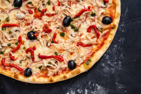 Pizza Com Azeitonas Perto — Fotografia de Stock