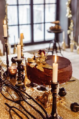 Noel masa mumlarla, kapat