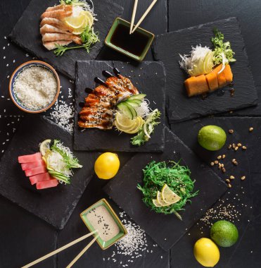 siyah arka plan üzerine ayarla suşi yakın çekim