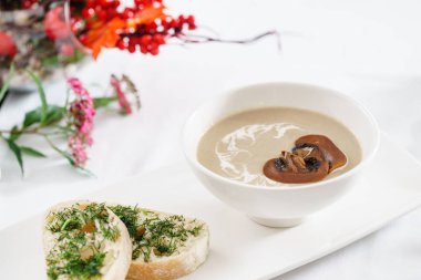 Mantar kremalı çorba, kapat.