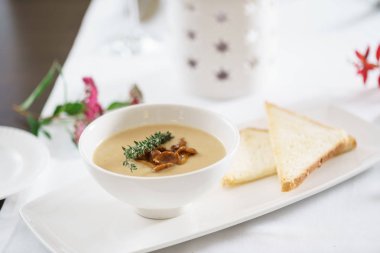 Mantar kremalı çorba, kapat.