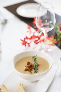 Masadaki çorba kremalı, yakın çekim