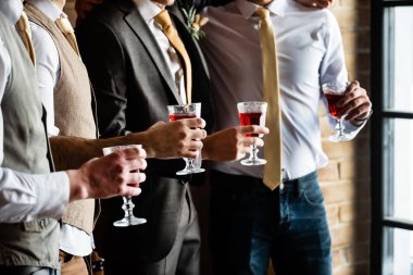 Bir grup yakışıklı, zarif genç adam.