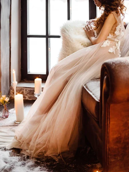 Элегантная Невеста Сидит Стуле — стоковое фото