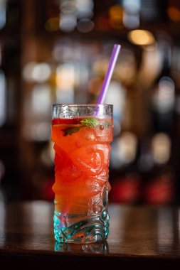 kokteyl barda, yakın çekim