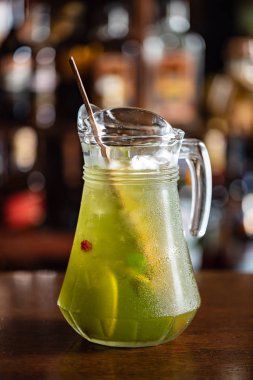 kokteyl barda, yakın çekim