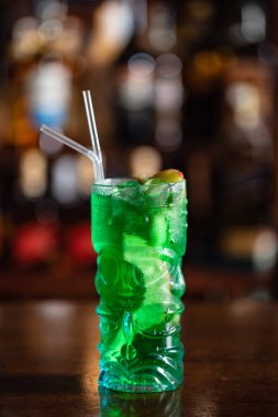 kokteyl barda, yakın çekim