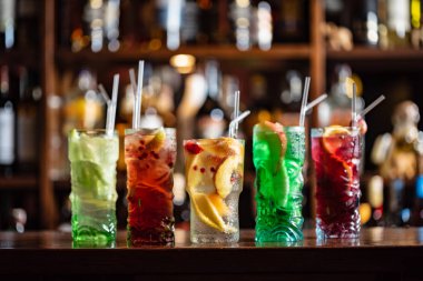 kokteyl barda, yakın çekim