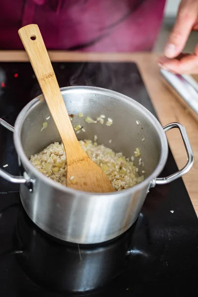 Chef Faisant Risotto Gros Plan — Photo