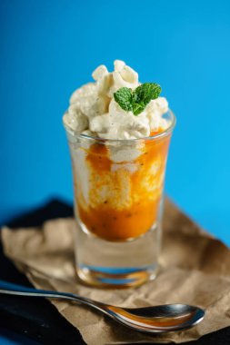 krem şanti ile tatlı yakın çekim