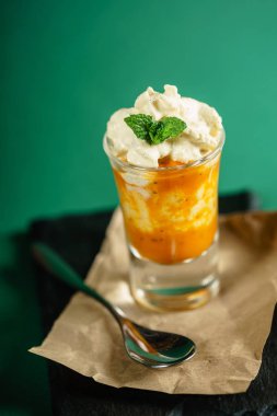 krem şanti ile tatlı yakın çekim