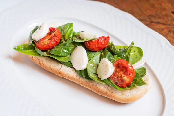 Smörgås Med Mozzarella Och Tomater — Stockfoto