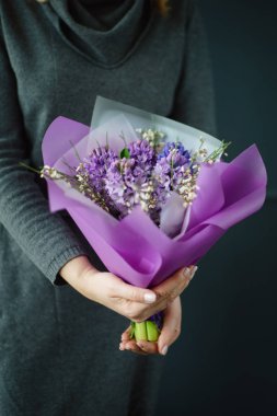 kadın elinde güzel buket 