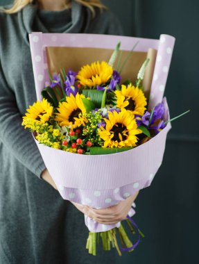 kadın elinde güzel buket 