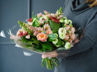 kadın elinde güzel buket 