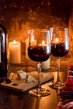 şarap ve bir ateş yakın