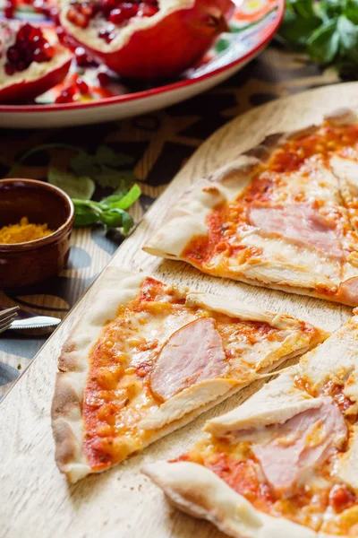 Leckere Pizza Mit Tomaten Aus Nächster Nähe — Stockfoto