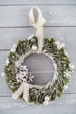 Gri arka plan üzerinde Noel çelenk