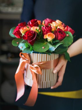 kadın elinde güzel buket 