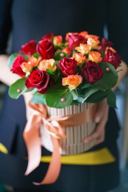 kadın elinde güzel buket 