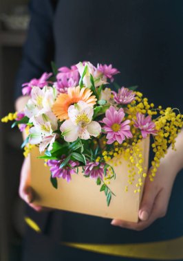 kadın elinde güzel buket 