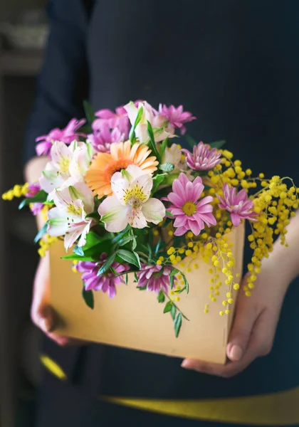 kadın elinde güzel buket 