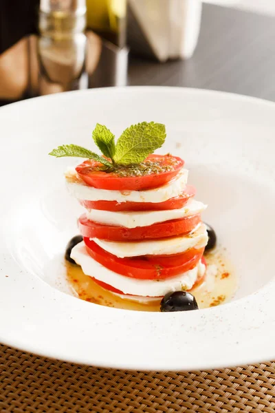 Caprese Salat Auf Teller Hautnah — Stockfoto