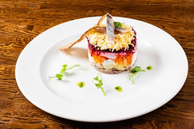 Pancar ve ringa balığı salatası yakın çekim