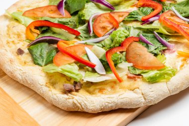 Beyaz arka planda, lezzetli pizza yakın çekim