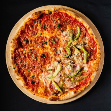 Pizza siyah arka plan üzerinde Kapat