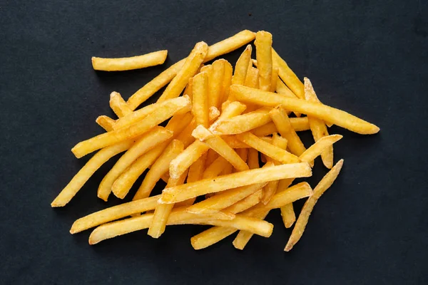 Pommes Frites Den Svarta Bakgrunden Närbild — Stockfoto