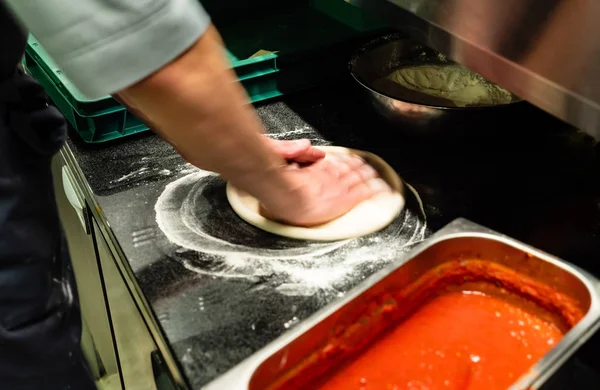 Chef Haciendo Pizza Primer Plano —  Fotos de Stock