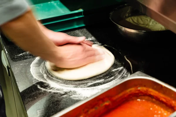 Chef Haciendo Pizza Primer Plano —  Fotos de Stock