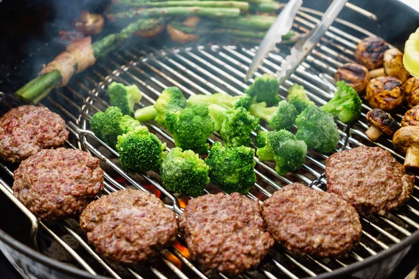 Cutles Parrilla Con Verduras Cerca —  Fotos de Stock