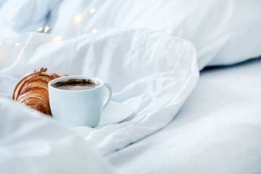 fincan kahve kruvasan ile yakın çekim